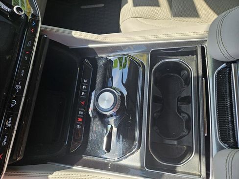 Used 2024 Jeep Wagoneer L 4WD w/ Premium Group I image 15