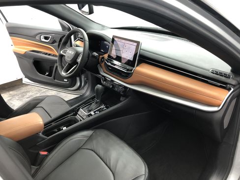 Certified 2024 Jeep Compass Limited w/ Elite Group image 18