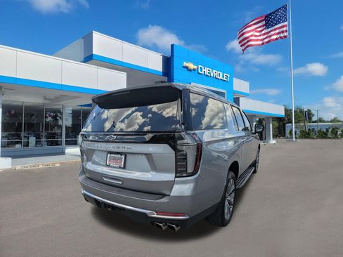 Used 2025 Chevrolet Suburban High Country AWD/4WD image 3