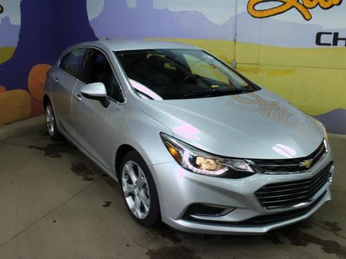 Used 2018 Chevrolet Cruze Premier FWD image 2