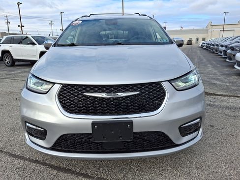 Used 2023 Chrysler Pacifica Limited image 3