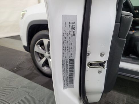 Used 2019 Jeep Cherokee Limited AWD/4WD image 33
