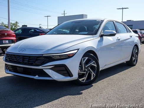 Used 2025 Hyundai Elantra Limited FWD image 2