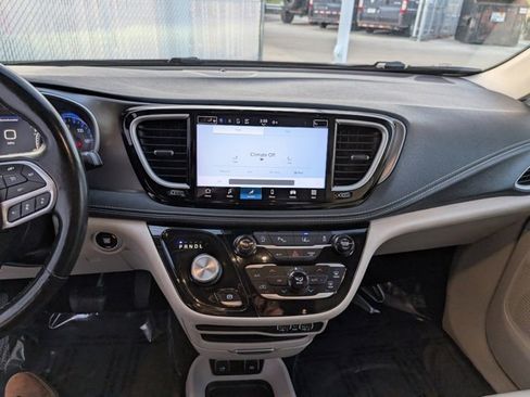 Used 2021 Chrysler Pacifica Touring-L image 3
