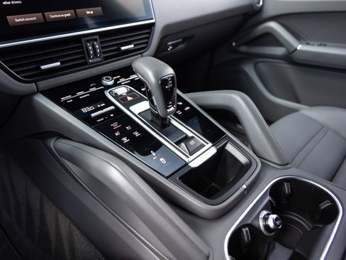 Certified 2023 Porsche Cayenne Coupe AWD/4WD image 18