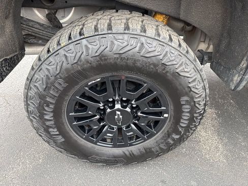 Used 2025 Chevrolet Silverado 2500 ZR2 w/ Technology Package image 27