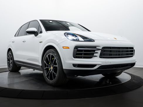 Certified 2022 Porsche Cayenne Platinum Edition image 9