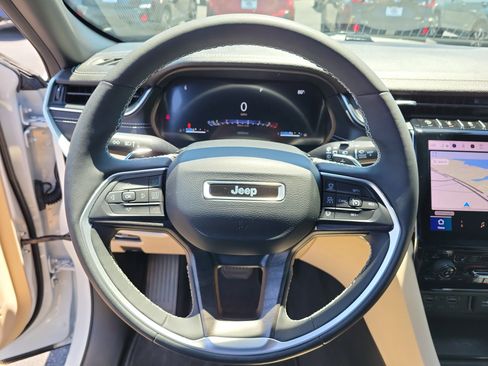 Used 2023 Jeep Grand Cherokee Limited w/ Black Appearance Package image 23