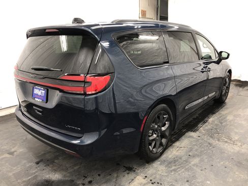 Certified 2024 Chrysler Pacifica Limited w/ S Appearance Package image 5