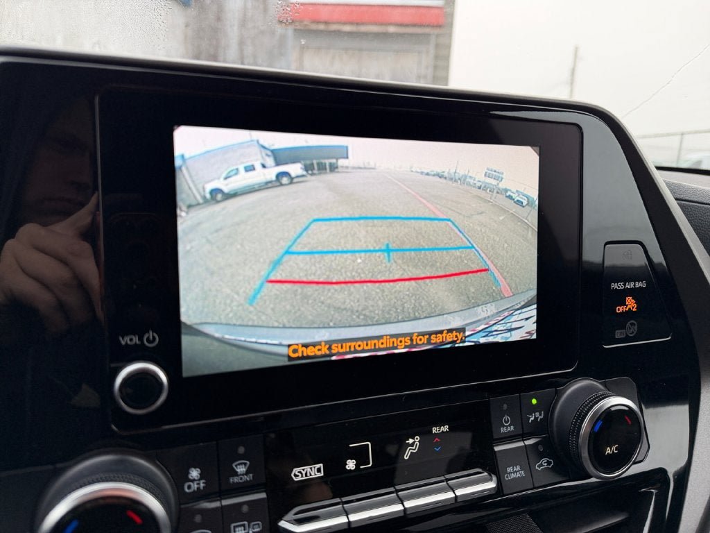 Used 2023 Toyota Highlander LE FWD image 17