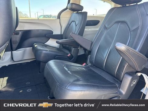 Used 2019 Chrysler Pacifica Touring-L image 15