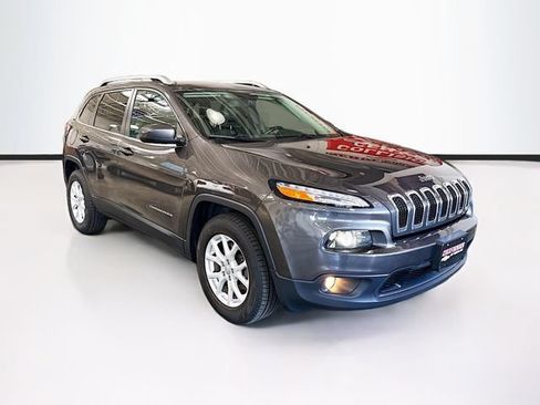 Used 2018 Jeep Cherokee Latitude Plus w/ Comfort/Convenience Group AWD/4WD image 3