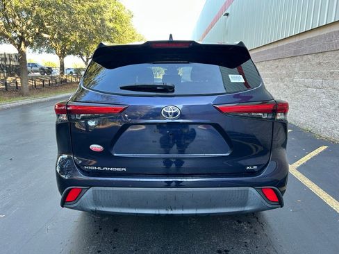 Certified 2023 Toyota Highlander XLE image 4