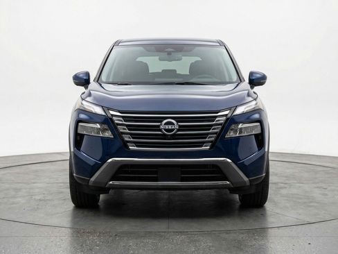 Used 2025 Nissan Rogue SV image 2