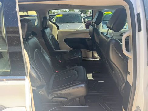 Used 2017 Chrysler Pacifica Touring-L FWD image 13