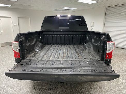 Used 2017 Nissan Titan SV image 11