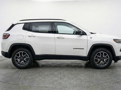 Used 2025 Jeep Compass Trailhawk AWD/4WD image 11