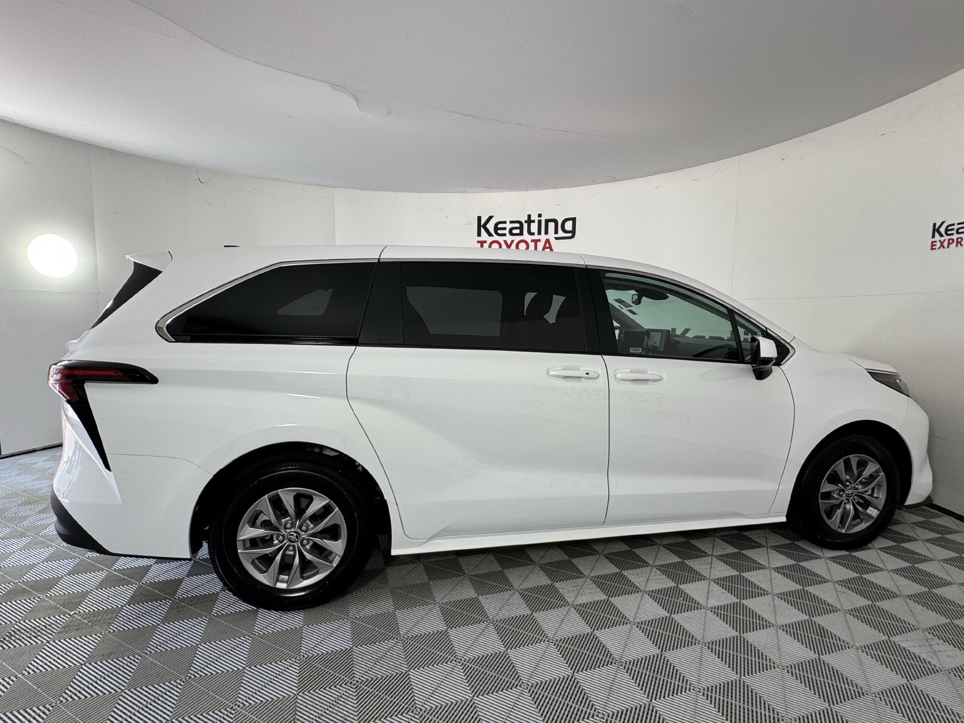 Certified 2026 Toyota Sienna LE FWD image 5
