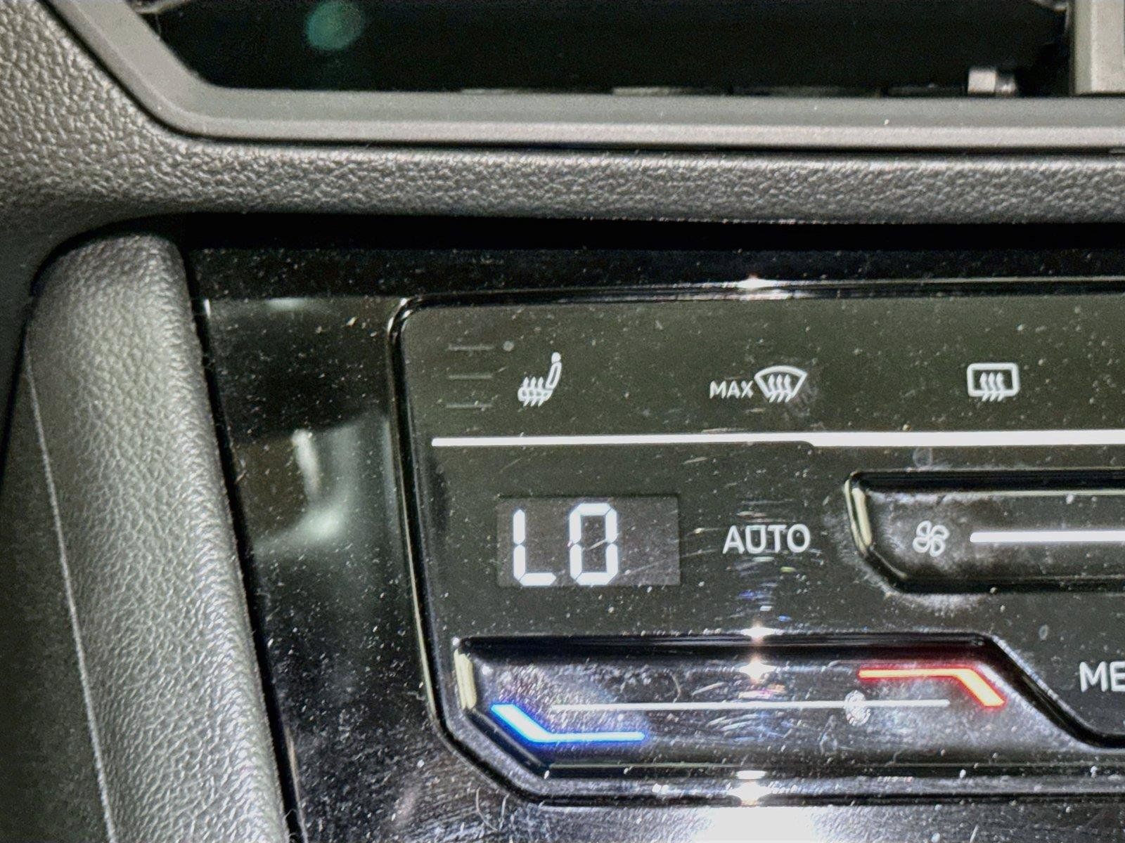 Used 2025 Volkswagen Jetta SE FWD image 17