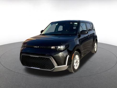 Used 2025 Kia Soul LX w/ LX Technology Package image 2