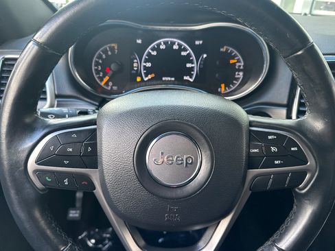 Used 2019 Jeep Grand Cherokee Laredo w/ Laredo X Package image 15