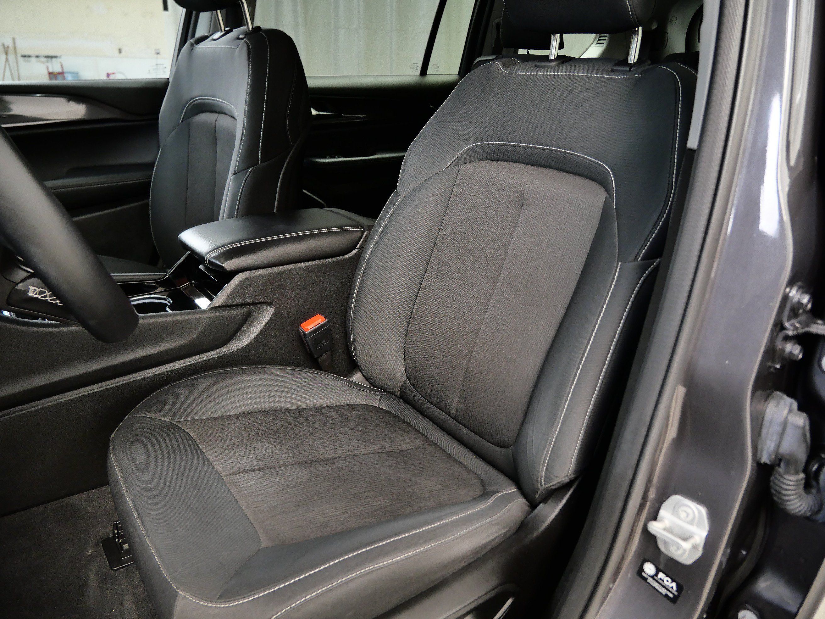 Used 2022 Jeep Grand Cherokee L Laredo w/ Luxury Tech Group I AWD/4WD image 3