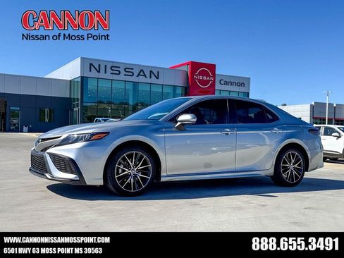 Used 2023 Toyota Camry SE FWD image 1