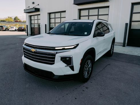 Used 2025 Chevrolet Traverse LT image 8