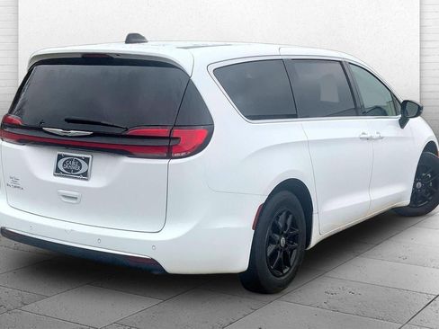 Used 2024 Chrysler Pacifica Touring-L image 13