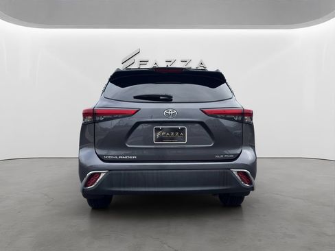 Used 2021 Toyota Highlander XLE AWD/4WD image 14