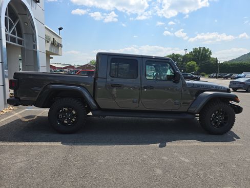 New 2025 Jeep Gladiator Sport image 2