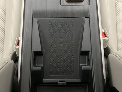 Used 2024 Nissan Ariya AWD image 17