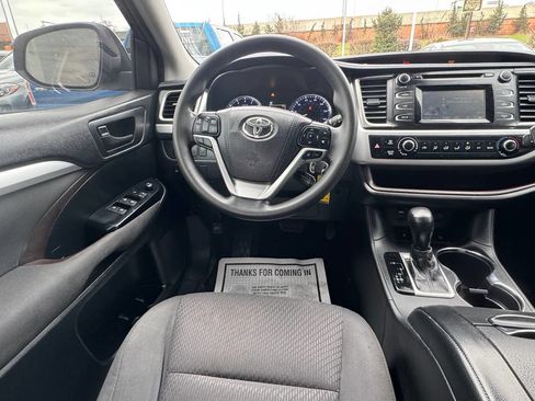 Used 2018 Toyota Highlander LE image 18