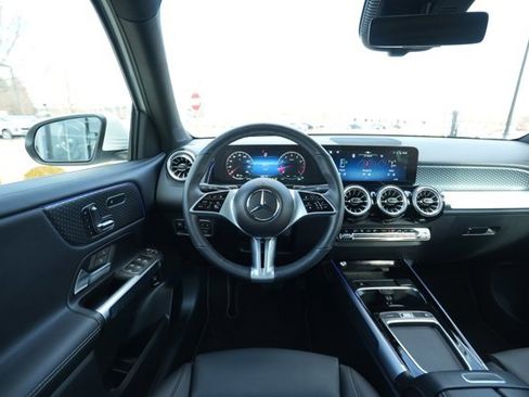 Used 2025 Mercedes-Benz GLB 250 4MATIC image 23
