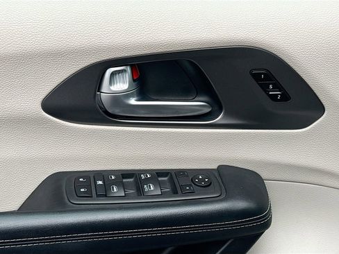 Used 2024 Chrysler Pacifica Touring-L image 18