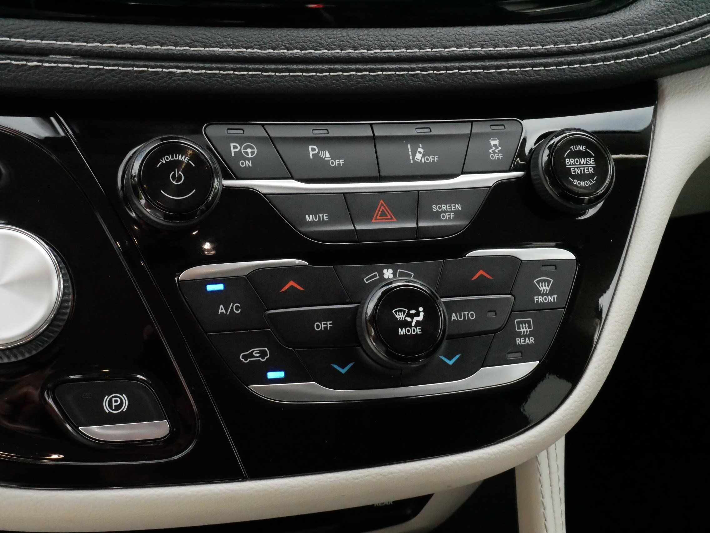Used 2022 Chrysler Pacifica Limited w/ Uconnect Theater Family Group FWD image 23