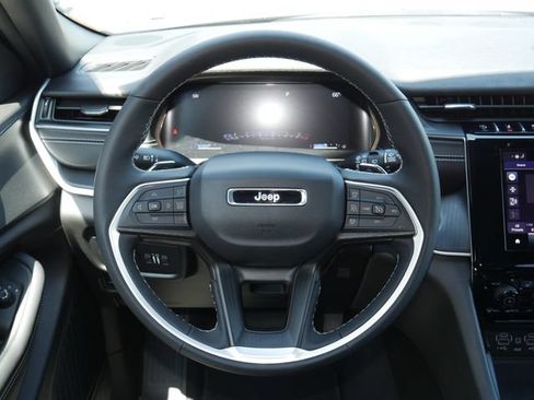 Used 2025 Jeep Grand Cherokee Altitude AWD/4WD image 16