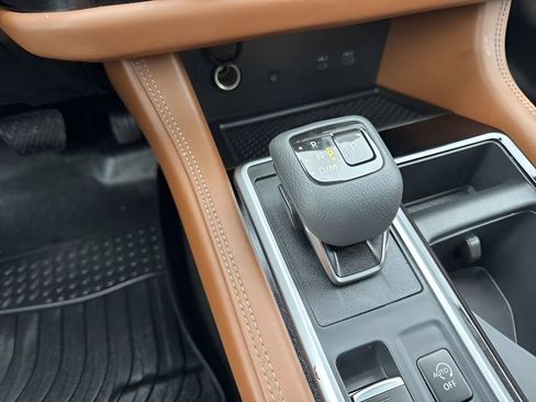 Used 2024 Nissan Pathfinder Platinum image 19