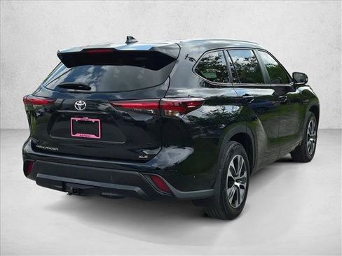 Used 2024 Toyota Highlander XLE FWD image 5