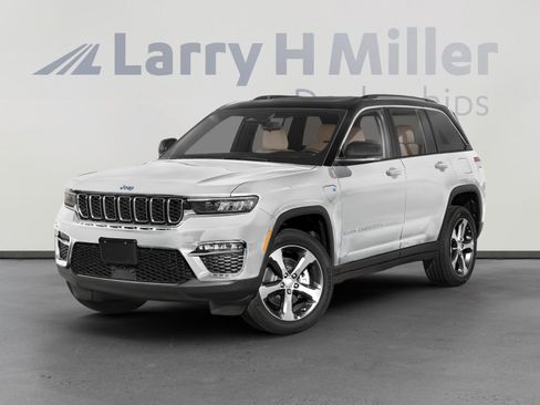 Used 2023 Jeep Grand Cherokee Trailhawk image 2