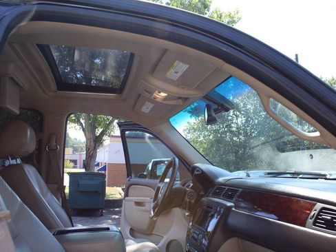 Used 2011 Chevrolet Suburban LTZ RWD image 30