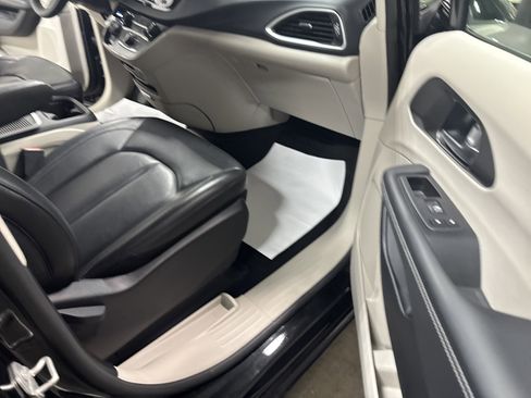 Used 2023 Chrysler Pacifica Touring-L FWD image 29
