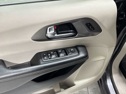 Used 2023 Chrysler Pacifica Touring-L image 24