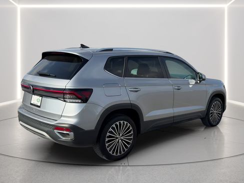 Used 2025 Volkswagen Taos SE FWD image 5