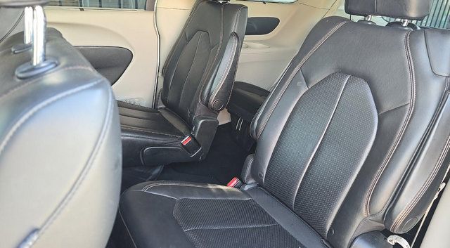 Used 2020 Chrysler Pacifica Touring-L FWD image 12
