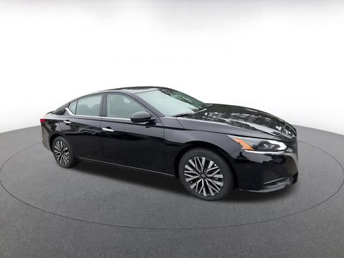 Used 2025 Nissan Altima 2.5 SV FWD image 2