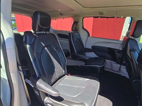 Used 2022 Chrysler Pacifica Limited FWD image 16