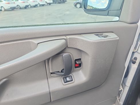 Used 2015 Chevrolet Express 2500 RWD image 19