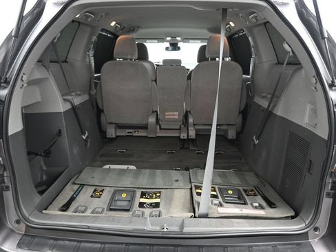 Used 2018 Toyota Sienna LE w/ Carpet Mat Package FWD image 55