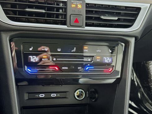 New 2025 Volkswagen Taos SE w/ Panoramic Sunroof Package image 15